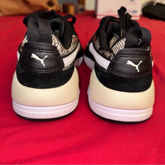 Women’s Pumas- s-9, new w/o box! - Picture 9 of 9